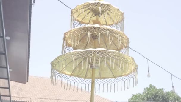 Sarı Altın Renkli Balili Tören Şemsiyesinin Görüntüsü Rüzgârla Savruluyor — Stok video