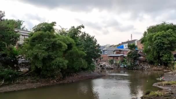 Malang Şehrindeki Nehir Kıyısının Gecekondu Bölgesinin Zaman Kaydına Bak — Stok video