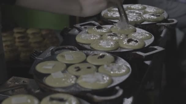 Видеосъемка Руки Наливающей Сыр Мезы Тесто Грязный Торт Куэ Лумпур — стоковое видео
