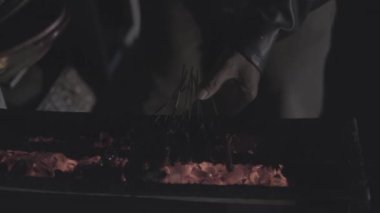 Geceleri satay ızgara yapan bir adamın video görüntüleri. Değerlendirilmemiş.