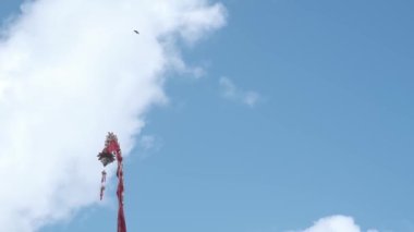 Geleneksel Balili Penjor Beyaz Bulutlu Açık Gökyüzüne Karşı Asılı