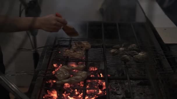 在黑暗中手烤鱼肉 — 图库视频影像