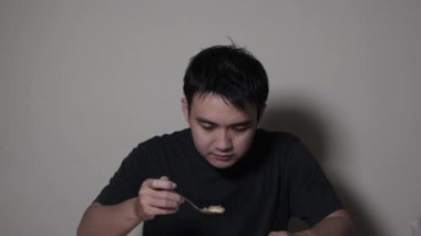 Nahoş Kokular: Genç Adamın Kötü Kokusunu Bir Yemekte Aldılar