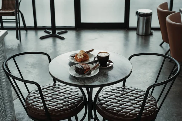 식탁에는 세트가 Almond Croissant Chocolate Crombolomi Coffee Cafe — 스톡 사진
