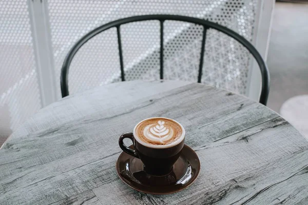 Una Taza Café Con Arte Latte Una Mesa Madera Fondo —  Fotos de Stock