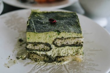 Yakın plan ve arka planı bulanık beyaz bir tabakta katmanlı Japon kibrit kekinin detaylı görüntüleri