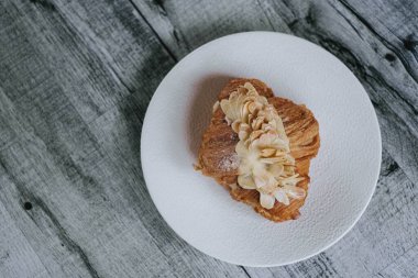 Düz Yat ya da Üst Görünüm Bir Tabak Kruvasanın Almond Tepesi ile Çekimi
