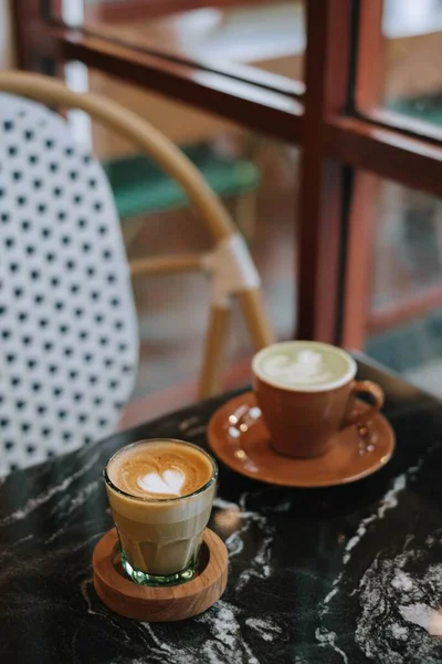 Retrato Plano Vertical Dos Tazas Coffee Latte Matcha Latte Sobre —  Fotos de Stock