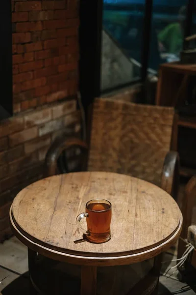 背景模糊的传统桌子和内饰上的一杯茶的肖像或垂直截图 — 图库照片