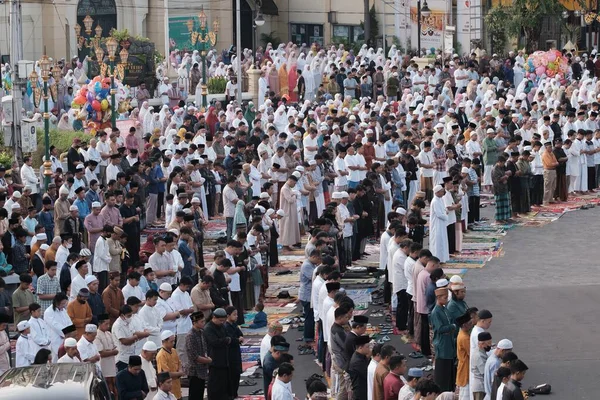 Muslims Performing Eid Prayer Eid Fitr Eid Mubarak Day April — Stock Photo, Image