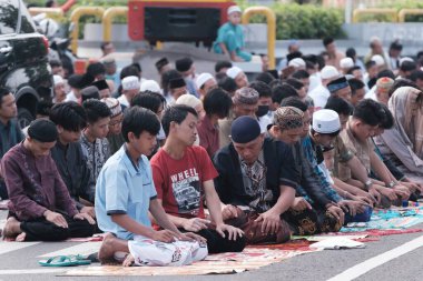 Kurban Bayramı 'nda ya da bayram mübarek bayramında Müslümanların dua ettiği yakın çekim. 22 Nisan 2023.