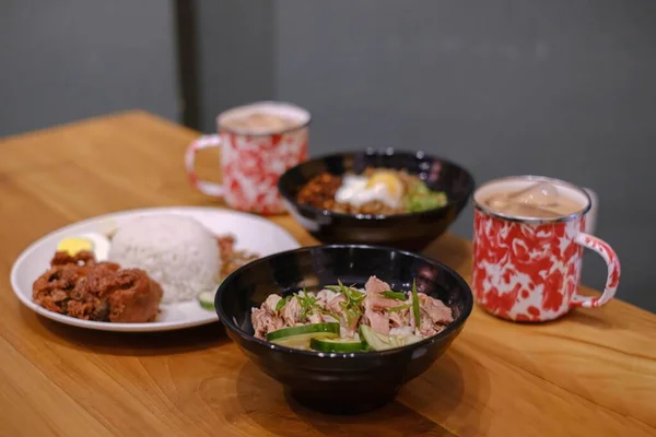 Satu Set Masakan Malaysia Yang Berisi Nasi Ayam Kukus Nasi — Stok Foto