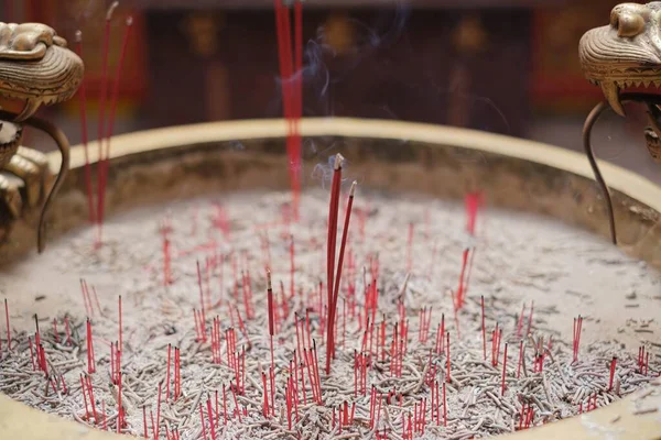 Çinde Birkaç Çubuk Yanan Tütsü Kabının Yakın Çekimi Tütsü Çubuklarının — Stok fotoğraf
