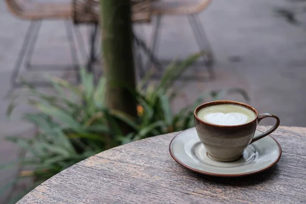 Una Taza Matcha Latte Con Hermoso Latte Art Una Mesa —  Fotos de Stock