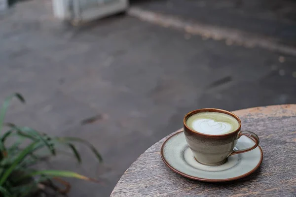 Une Tasse Matcha Latte Avec Beaux Latte Art Bokeh Fond — Photo
