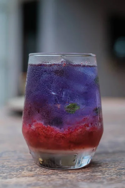 Κάθετη Λήψη Ενός Φρέσκου Ποτού Από Φράουλα Φρούτων Συνδυασμό Μπλε — Φωτογραφία Αρχείου