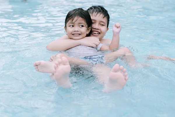 Два Ребенка Юго Восточной Азии Играют Воде Бассейне Мягкий Фокус — стоковое фото