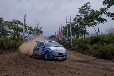 Malang 'daki Puslatker TNI Al Bedali Lawang' da, Kejurnas Sprint Rallisi 2023 'te mavi ve beyaz Mirage kullanan SWM Motorsport Takımı. Hareket bulanıklığı. 21 Mayıs 2023.