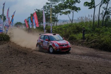 FBRT NFT takımı, Malang 'daki Puslatker TNI Al Bedali Lawang' da Kejurnas Sprint Rallisi 2023 'te kırmızı Swift drift kullanıyor. Hareket bulanıklığı. 21 Mayıs 2023.