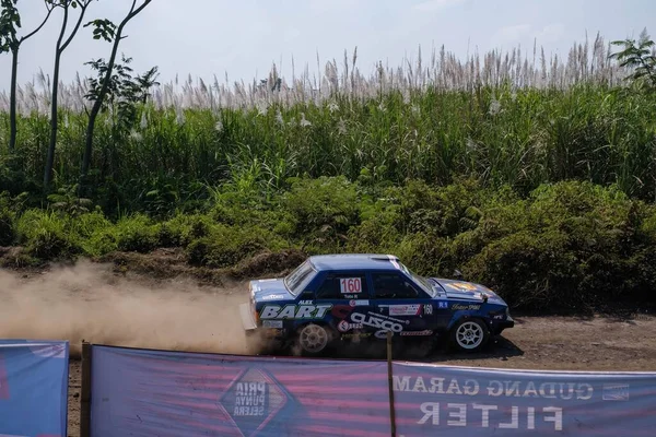 Malang 'daki Puslatker TNI Al Bedali Lawang' da 2023 Kejurnas Sprint Rallisi 'nde mavi Corolla E70 kullanan BART ekibi. Hareket bulanıklığı. 21 Mayıs 2023.
