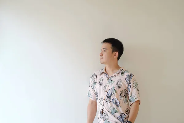 Ein Junger Asiatischer Mann Einem Rosafarbenen Hemd Mit Tropischen Mustern — Stockfoto