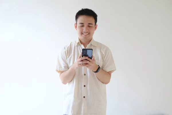 Joven Asiático Con Una Camisa Beige Reloj Inteligente Muñeca Izquierda —  Fotos de Stock
