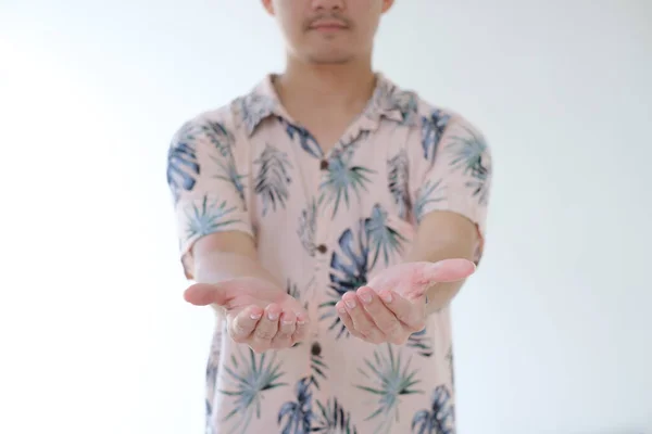 Joven Asiático Vistiendo Una Camisa Rosa Con Patrones Tropicales Está — Foto de Stock