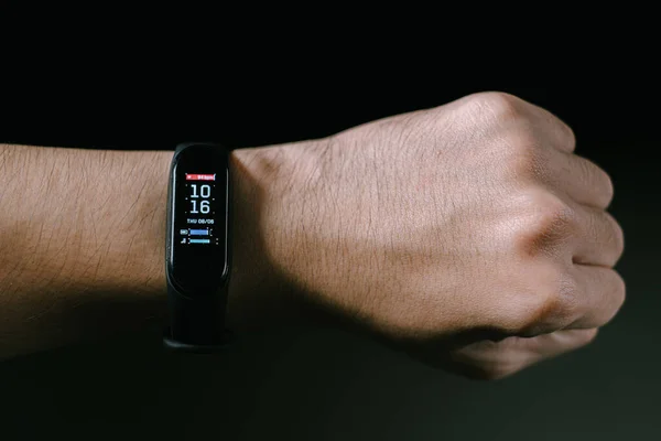 Smartwatch Mão Dos Homens Está Mostrando Tempo Ritmo Cardíaco Tempo — Fotografia de Stock