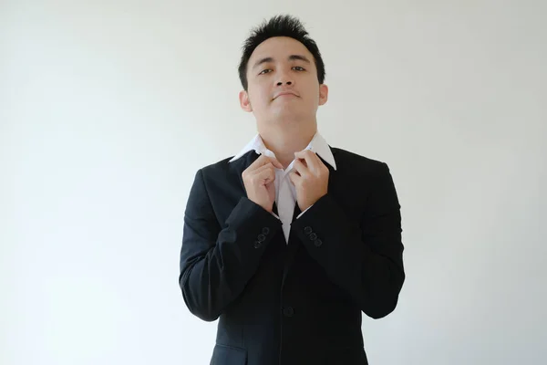 若いアジアのビジネスマンは彼の白いシャツをボタンで押した 仕事の準備だ 隔離された白い背景 — ストック写真