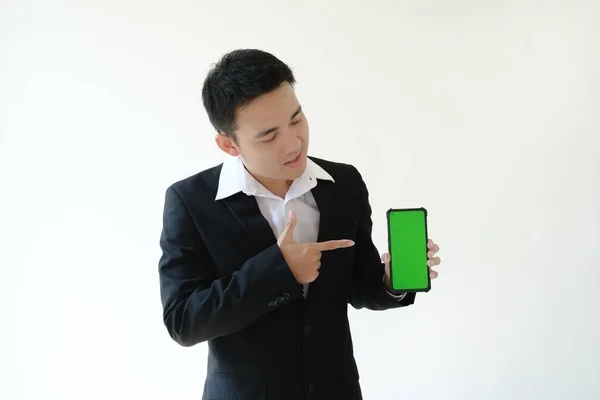 Der Junge Asiatische Geschäftsmann Hält Ein Smartphone Mit Grünem Bildschirm — Stockfoto