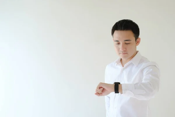 Молодой Азиат Белой Рубашке Смотрит Часы Изолированный Белый Фон — стоковое фото