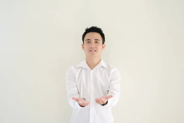 Joven Asiático Vestido Con Una Camisa Blanca Reloj Abre Sus — Foto de Stock