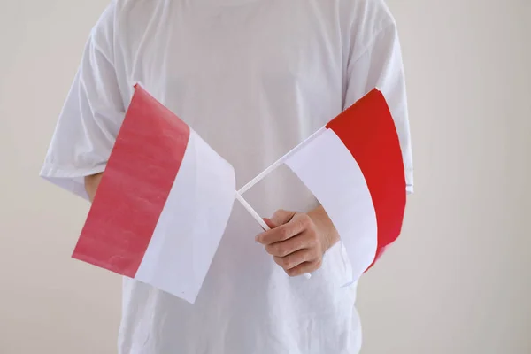 Homem Vestindo Camiseta Branca Está Segurando Bendera Indonésia Bandeira Indonésia — Fotografia de Stock
