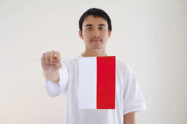 Enfoque Selectivo Hombre Que Lleva Una Camiseta Blanca Sostiene Bandera —  Fotos de Stock
