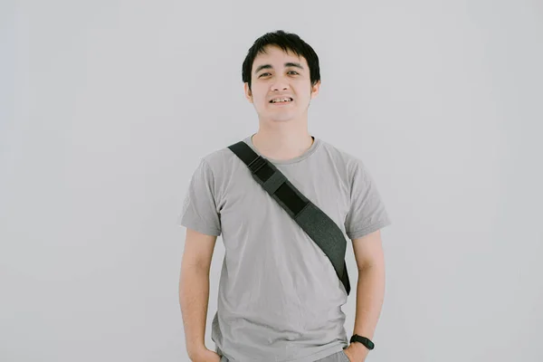 Asyalı Genç Bir Adamın Adaçayı Yeşili Tişört Giydiği Seçici Odak — Stok fotoğraf