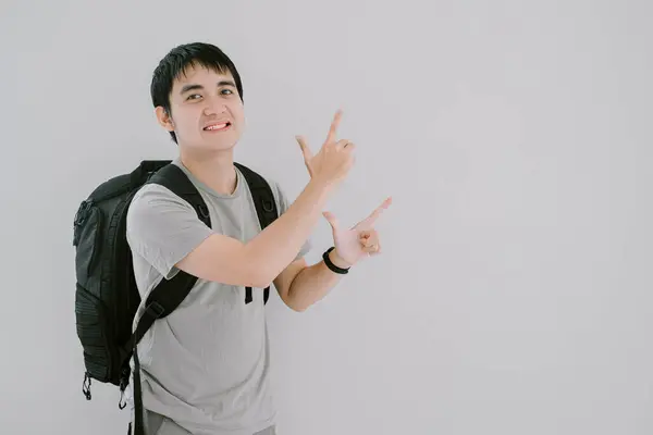 Selektivní Zaměření Mladého Asijského Muže Šalvěji Zelené Ležérní Tričko Smartwatch — Stock fotografie