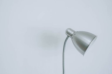 İzole edilmiş beyaz arka planda klasik ve modern metal masa lambası