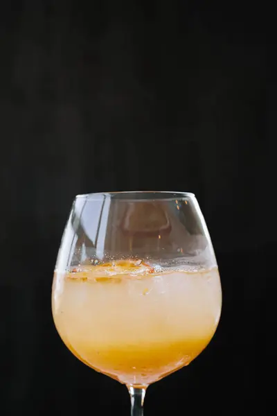 冰上热带桑格利亚或橙子鸡尾酒的肖像或垂直的 特写的和选择性的镜头 酒杯上有苏打 — 图库照片
