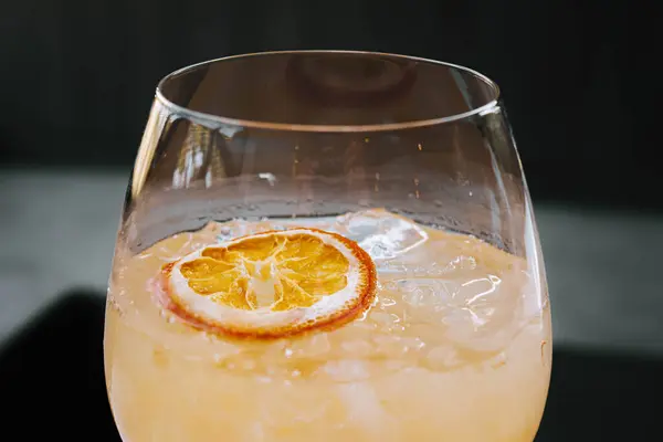 Close Selektivt Billede Ice Tropical Sangria Eller Orange Cocktail Med - Stock-foto