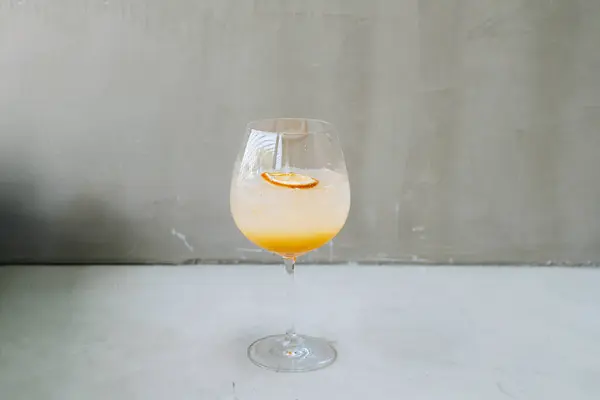 Focus Selettivo Ice Tropical Sangria Orange Cocktail Con Soda Sul — Foto Stock