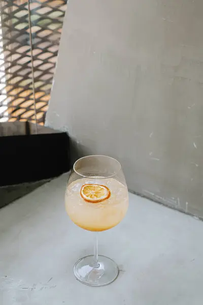Πορτρέτο Κάθετη Και Επιλεκτική Λήψη Ενός Παγοτροπικού Sangria Orange Cocktail — Φωτογραφία Αρχείου