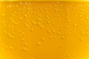 Camın üzerinde köpükler olan C vitamini yakın çekim ve seçici odak noktası.