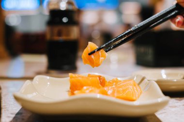 Tabakta dilimlenmiş somon balığı. Japon çiğ yiyeceği.