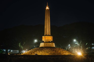 Tugu Malang geceleri. Doğu Java, Endonezya 'daki Malang şehrinin ana simgesi ve turist simgesi. Malang Şehir Meydanı.