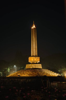 Gece Tugu Malang 'ın portresi ya da dikey görüntüsü. Doğu Java, Endonezya 'daki Malang şehrinin ana simgesi ve turist simgesi. Malang Şehir Meydanı.