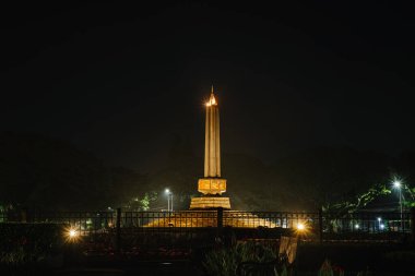 Tugu Malang geceleri. Doğu Java, Endonezya 'daki Malang şehrinin ana simgesi ve turist simgesi. Malang Şehir Meydanı.
