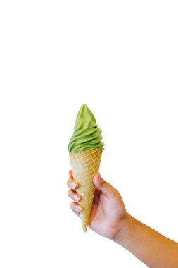 Matcha Dondurma Konisi izole edilmiş beyaz arka planda elle tutulur