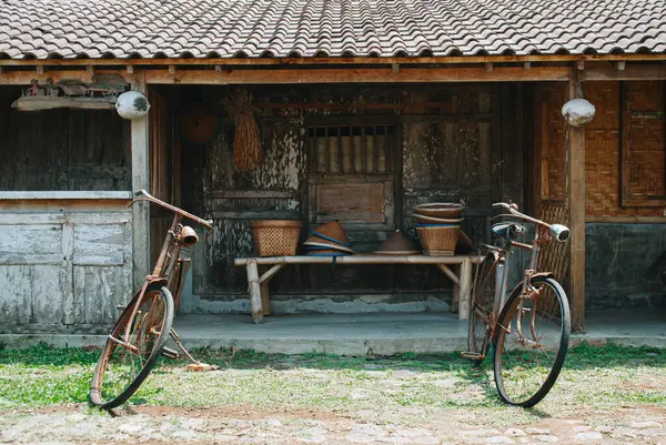 Παραδοσιακό Σπίτι Της Ιάβας Είναι Γνωστή Joglo Δύο Φορεμένα Ποδήλατα — Φωτογραφία Αρχείου
