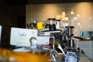 Espresso ya da kahve makinesi bir kafede çeşitli nesnelerle çevrili.
