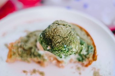 Dondurma ve kibrit tozu. Bokeh arkaplanı.